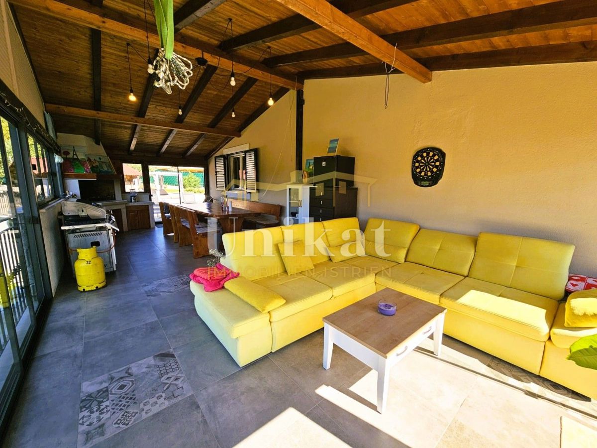 Samostojna pritlična hiša - bazen, garaža in velik vrt